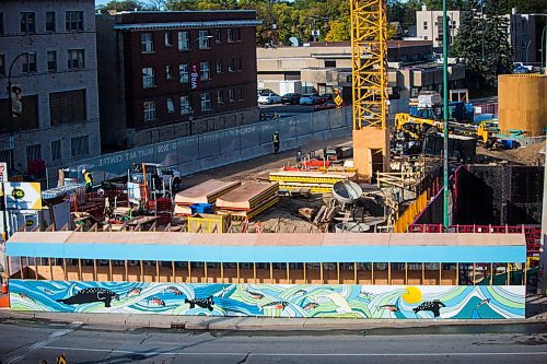 MIKAELA MACKENZIE / WINNIPEG FREE PRESS
A new mural by Inuit artist Kailey Sheppard on the on the pedestrian walkway outside the Winnipeg Art Gallery in Winnipeg on Friday, Sept. 21, 2018. The mural is titled "Mosaic Sea," and layers Inuit imagery through a collage-based process. Winnipeg Free Press 2018.