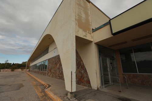 RUTH BONNEVILLE / WINNIPEG FREE PRESS 

Biz Photos of old Safeway  and attached strip mall located at  3045-3059 Ness Ave. for redevelopment story.

Story: Real Estate piece on development company that's got city approval to redevelop the site.



Ryan Thorpe
Winnipeg Free Pres

SEPT 21,2018