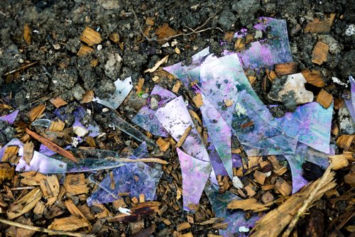 MIKAELA MACKENZIE / WINNIPEG FREE PRESS
Shattered glass from a broken window at the the 284 Cathedral build site in Winnipeg on Friday, Sept. 21, 2018.  Winnipeg Free Press 2018.