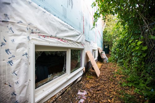 MIKAELA MACKENZIE / WINNIPEG FREE PRESS
A broken window at the the 284 Cathedral build site in Winnipeg on Friday, Sept. 21, 2018.  Winnipeg Free Press 2018.