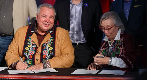 MIKE DEAL / WINNIPEG FREE PRESS
Carolyn Bennett, Minister of Crown-Indigenous Relations, and David Chartrand, President of the Manitoba Metis Federation, announce a three-part plan that includes a self-government deal and $154.3M in funding to support that during the opening ceremonies of the Manitoba Metis Federations Annual General Assembly.
180922 - Saturday, September 22, 2018.