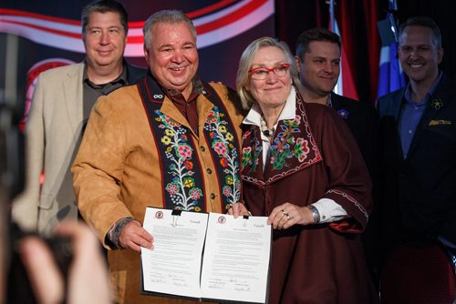 MIKE DEAL / WINNIPEG FREE PRESS
Carolyn Bennett, Minister of Crown-Indigenous Relations, and David Chartrand, President of the Manitoba Metis Federation, announce a three-part plan that includes a self-government deal and $154.3M in funding to support that during the opening ceremonies of the Manitoba Metis Federations Annual General Assembly.
180922 - Saturday, September 22, 2018.
