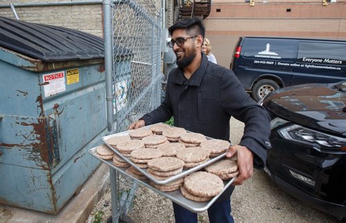 MIKE DEAL / WINNIPEG FREE PRESS
Asad Muhammad helps out during a BBQ at the Lighthouse Mission  Saturday afternoon. Lighthouse Mission and the Exchange District Pharmacy hosted the BBQ in an effort to provide health information, advice, and resources to members of the city's neediest community.
180922 - Saturday, September 22, 2018.