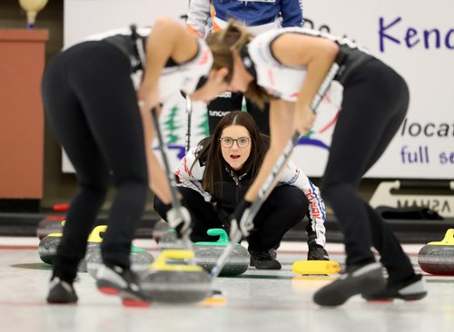 TREVOR HAGAN / WINNIPEG FREE PRESS
Kerri Einarson, instructs her team while curling against Darcy Robertson, at the Granite Curling Club, Sunday, September 23, 2018.