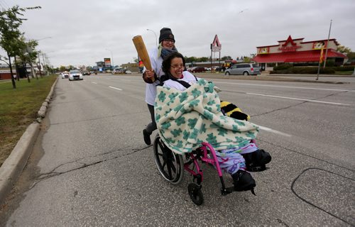 TREVOR HAGAN / WINNIPEG FREE PRESS
Casandra, left, and Jessica Kowalson on Portage Avenue during the Torch of Dignity run in support of human rights and dignity, Sunday, September 23, 2018.