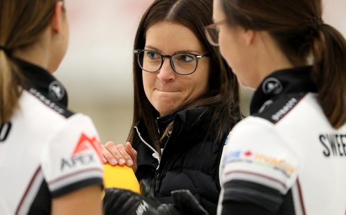 TREVOR HAGAN / WINNIPEG FREE PRESS
Kerri Einarson talking to Shannon Birchard and Val Sweeting while curling against the Darcy Robertson rink at the Granite Curling Club, Sunday, September 23, 2018.