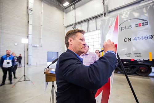 MIKAELA MACKENZIE / WINNIPEG FREE PRESS
Infrastructure Minister Ron Schuler signs a pledge at the kick-off for rail safety week at the CN Claude Mongeau National Training Centre in Winnipeg on Tuesday, Sept. 25, 2018.  Winnipeg Free Press 2018.