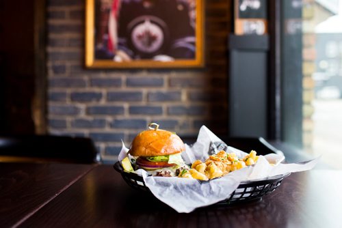 MIKAELA MACKENZIE / WINNIPEG FREE PRESS
The burger with mac and cheese at Leopold's Tavern in South Osborne in Winnipeg on Tuesday, Sept. 25, 2018.  Winnipeg Free Press 2018.