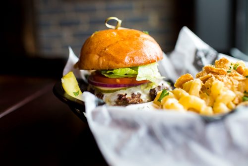 MIKAELA MACKENZIE / WINNIPEG FREE PRESS
The burger with mac and cheese at Leopold's Tavern in South Osborne in Winnipeg on Tuesday, Sept. 25, 2018.  Winnipeg Free Press 2018.