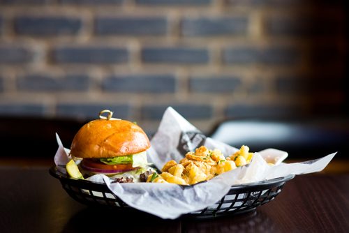 MIKAELA MACKENZIE / WINNIPEG FREE PRESS
The burger with mac and cheese at Leopold's Tavern in South Osborne in Winnipeg on Tuesday, Sept. 25, 2018.  Winnipeg Free Press 2018.