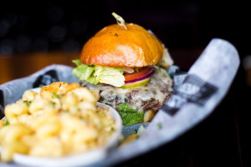 MIKAELA MACKENZIE / WINNIPEG FREE PRESS
The burger with mac and cheese at Leopold's Tavern in South Osborne in Winnipeg on Tuesday, Sept. 25, 2018.  Winnipeg Free Press 2018.