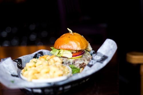 MIKAELA MACKENZIE / WINNIPEG FREE PRESS
The burger with mac and cheese at Leopold's Tavern in South Osborne in Winnipeg on Tuesday, Sept. 25, 2018.  Winnipeg Free Press 2018.