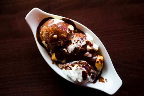 MIKAELA MACKENZIE / WINNIPEG FREE PRESS
The deep fried mars bar at Leopold's Tavern in South Osborne in Winnipeg on Tuesday, Sept. 25, 2018.  Winnipeg Free Press 2018.