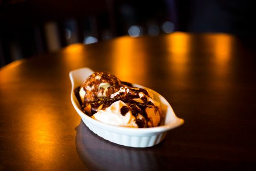 MIKAELA MACKENZIE / WINNIPEG FREE PRESS
The deep fried mars bar at Leopold's Tavern in South Osborne in Winnipeg on Tuesday, Sept. 25, 2018.  Winnipeg Free Press 2018.