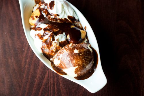 MIKAELA MACKENZIE / WINNIPEG FREE PRESS
The deep fried mars bar at Leopold's Tavern in South Osborne in Winnipeg on Tuesday, Sept. 25, 2018.  Winnipeg Free Press 2018.