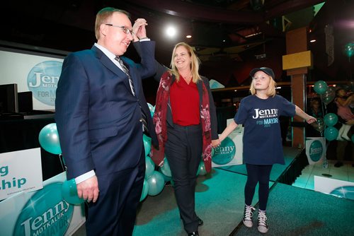 JOHN WOODS / WINNIPEG FREE PRESS
Mayoral candidate Jenny Motkaluk and her husband Trevor Sprague raise their hands with their daughter Emily after she spoke at a rally of her supporters at Canadian Inns Monday, September 24, 2018.