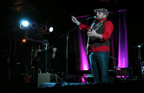 Brandon Sun Hawkley Workman performed on stage at the Great Canadian Roadhouse on Tuesday evening. (Bruce Bumstead/Brandon Sun)