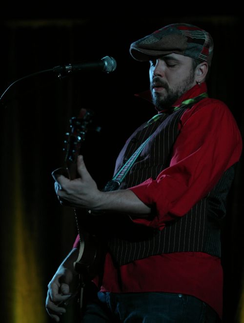 Brandon Sun Hawkley Workman performed on stage at the Great Canadian Roadhouse on Tuesday evening. (Bruce Bumstead/Brandon Sun)