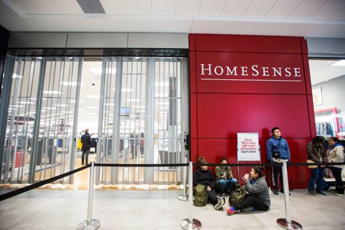 MIKAELA MACKENZIE / WINNIPEG FREE PRESS
The first customers wait in line for the HomeSense and Winners Winnipeg grand opening in Winnipeg on Tuesday, Sept. 25, 2018.  Winnipeg Free Press 2018.