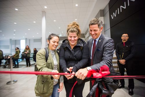 MIKAELA MACKENZIE / WINNIPEG FREE PRESS
Jessica Sanchez (left), Anna-Joy Careme, and mayor Brian Bowman cut the ribbon at the HomeSense and Winners Winnipeg grand opening in Winnipeg on Tuesday, Sept. 25, 2018.  Winnipeg Free Press 2018.