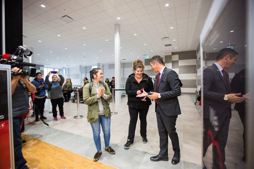 MIKAELA MACKENZIE / WINNIPEG FREE PRESS
Jessica Sanchez (left), Anna-Joy Careme, and mayor Brian Bowman cut the ribbon at the HomeSense and Winners Winnipeg grand opening in Winnipeg on Tuesday, Sept. 25, 2018.  Winnipeg Free Press 2018.