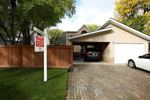 RUTH BONNEVILLE / WINNIPEG FREE PRESS 


HOMES - 18 Larchwood Place in Norwood Flats.  


Realtor,  Michael Leclerc with Royal LePage. 

SEPT 25,2018