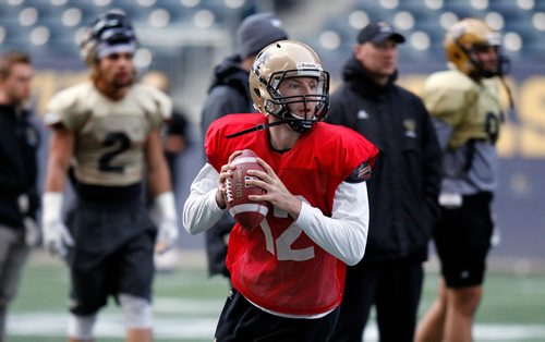 PHIL HOSSACK / WINNIPEG FREE PRESS -  U of Manitoba Bison QB #12 Des Catellier at the team's workout Tuesday. - Sept 25, 2018