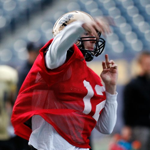 PHIL HOSSACK / WINNIPEG FREE PRESS -  U of Manitoba Bison QB #12 Des Catellier at the team's workout Tuesday. - Sept 25, 2018