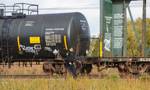 MIKE DEAL / WINNIPEG FREE PRESS
Police at the scene of a CN rail line where a person was hit by a train close to Wilks Ave. and Shaftesbury Blvd. Friday morning.
180928 - Friday, September 28, 2018.