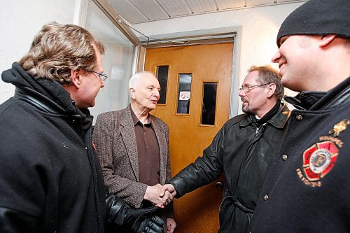 BORIS MINKEVICH / WINNIPEG FREE PRESS 090226 Jeff Currier, second from right, meets with supporter Art Beals, second from left, and both of them are flanked by firefighters Alex Forrest, left, and Tom Bilous.
