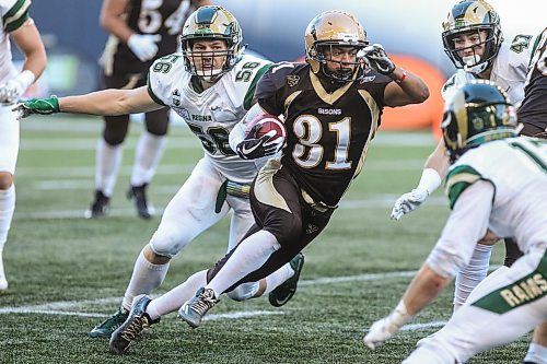 MIKE DEAL / WINNIPEG FREE PRESS
Manitoba Bisons' Victor St. Pierre-Laviolette (31) runs the ball past the Regina Rams' Ryder Varga (56) during third quarter action at Investors Group Field.
The Regina Rams won in overtime 32-31 over the Manitoba Bisons in Canada West university football action at Investors Group Field Saturday afternoon.
180929 - Saturday, September 29, 2018.