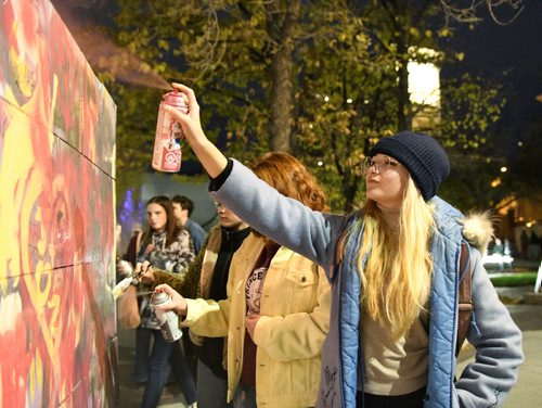 MIKE SUDOMA / WINNIPEG FREE PRESS
Grace gets creative on the The University of Manitoba Students Assosications graffiti wall during Saturday nights Nuit Blanche celebration. September 29, 2018