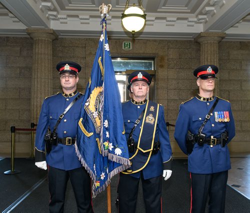 MIKE SUDOMA / WINNIPEG FREE PRESS
Officers of the Winnipeg Police Service presenting the Winnipeg Police Service colours during the Manitoba Police and Peace Officers Memorial Service Sunday morning. September 30, 2018.