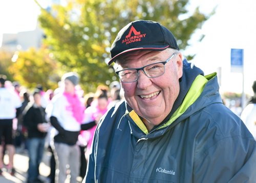IKE SUDOMA / WINNIPEG FREE PRESS
Pat Panchuk aka Mr Salisbury has been working at Salisbury House for 45 years and is seen here smiling as he hands out Donuts at the finish line during CIBCs Run for the Cure Sunday morning. September 30, 2018