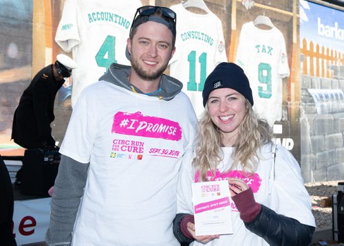 MIKE SUDOMA / WINNIPEG FREE PRESS
Scott Macdonald and Aly Bowles up their Corporate Spirit Award which they received during Sunday mornings Run for the Cure Event. September 30, 2018