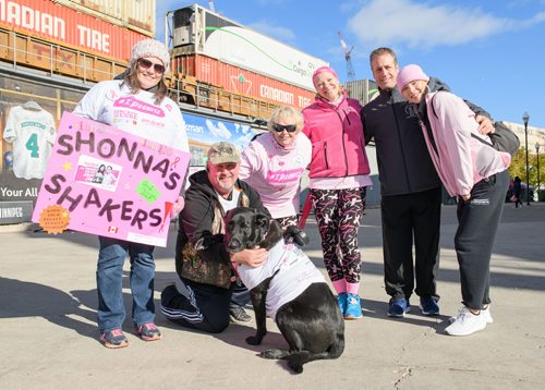 MIKE SUDOMA / WINNIPEG FREE PRESS
The Shaonna Shakers (left to right) Bee Olson, Darren Scott, Jaxson, Kathleen Scott, Shaonna Newans, Ron Newans and their daughter Savannah Newans show their support for Shaonna during Sunday mornings CIBC Run for the Cure. September 30, 2018
