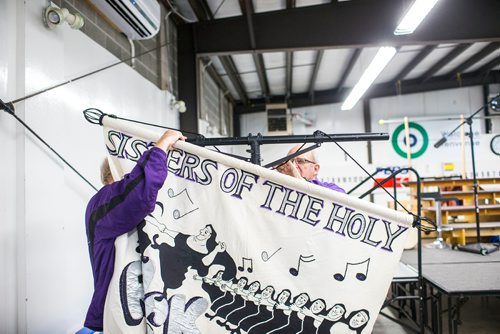 MIKAELA MACKENZIE / WINNIPEG FREE PRESS
The Sisters of the Holy Rock set up for a show in Lorette in Winnipeg on Saturday, Sept. 15, 2018.  
Winnipeg Free Press 2018.