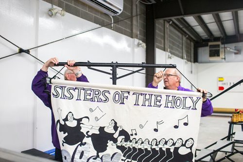 MIKAELA MACKENZIE / WINNIPEG FREE PRESS
The Sisters of the Holy Rock set up for a show in Lorette in Winnipeg on Saturday, Sept. 15, 2018.  
Winnipeg Free Press 2018.