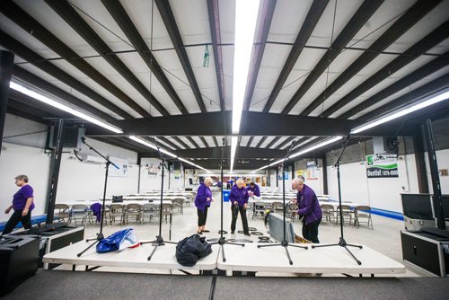 MIKAELA MACKENZIE / WINNIPEG FREE PRESS
The Sisters of the Holy Rock set up for a show in Lorette in Winnipeg on Saturday, Sept. 15, 2018.  
Winnipeg Free Press 2018.