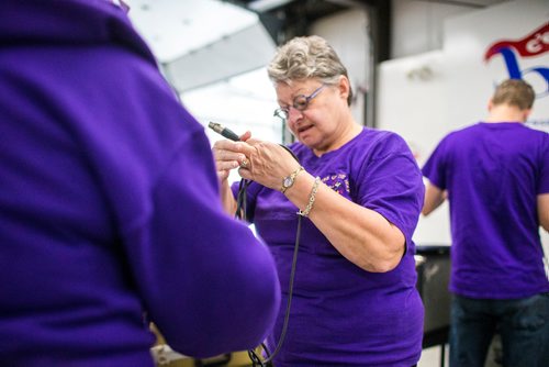 MIKAELA MACKENZIE / WINNIPEG FREE PRESS
Debbie Peters helps with setting up the stage before a show in Lorette in Winnipeg on Saturday, Sept. 15, 2018.  
Winnipeg Free Press 2018.