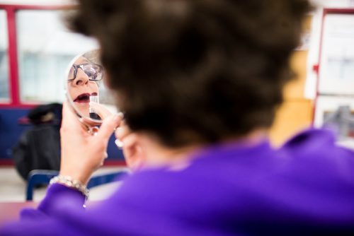 MIKAELA MACKENZIE / WINNIPEG FREE PRESS
Melanie Spulnick does her makeup before a show in Lorette in Winnipeg on Saturday, Sept. 15, 2018.  
Winnipeg Free Press 2018.