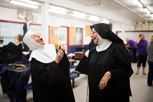 MIKAELA MACKENZIE / WINNIPEG FREE PRESS
Terry Rozall (left) and Debbie Peters laugh while getting ready for a show in Lorette in Winnipeg on Saturday, Sept. 15, 2018.  
Winnipeg Free Press 2018.