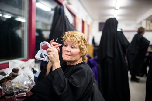 MIKAELA MACKENZIE / WINNIPEG FREE PRESS
Adeline Sellwood puts makeup on before a show in Lorette in Winnipeg on Saturday, Sept. 15, 2018.  
Winnipeg Free Press 2018.