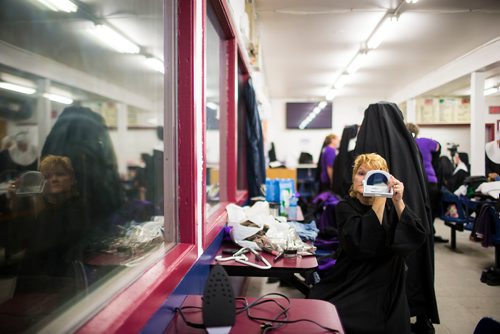 MIKAELA MACKENZIE / WINNIPEG FREE PRESS
Adeline Sellwood puts makeup on before a show in Lorette in Winnipeg on Saturday, Sept. 15, 2018.  
Winnipeg Free Press 2018.