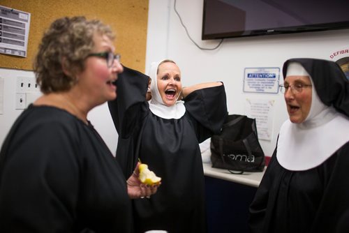 MIKAELA MACKENZIE / WINNIPEG FREE PRESS
Lainie Richer (left), Roberta McLean, and Doreen Drewlo sing together before a show in Lorette in Winnipeg on Saturday, Sept. 15, 2018.  
Winnipeg Free Press 2018.