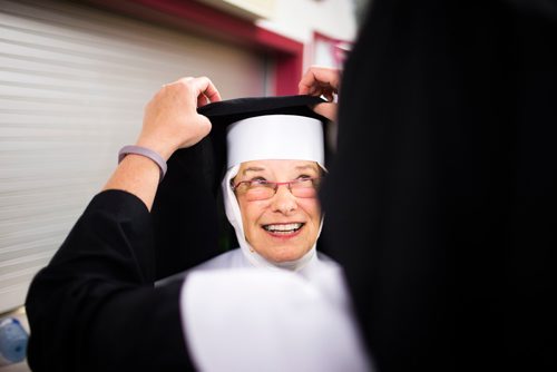 MIKAELA MACKENZIE / WINNIPEG FREE PRESS
Debbie Siegel gets ready for a show in Lorette in Winnipeg on Saturday, Sept. 15, 2018.  
Winnipeg Free Press 2018.