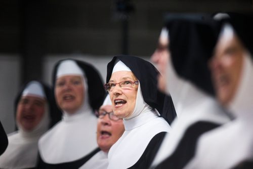 MIKAELA MACKENZIE / WINNIPEG FREE PRESS
Debbie Siegel performs during a show in Lorette in Winnipeg on Saturday, Sept. 15, 2018.  
Winnipeg Free Press 2018.