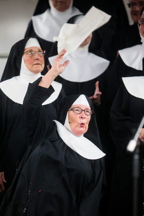 MIKAELA MACKENZIE / WINNIPEG FREE PRESS
Michelle deRocquigny, also known as Sister Amnesia, performs during a show in Lorette in Winnipeg on Saturday, Sept. 15, 2018.  
Winnipeg Free Press 2018.