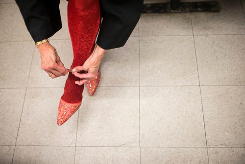 MIKAELA MACKENZIE / WINNIPEG FREE PRESS
Carole Stone puts her shoes on before a show in Lorette in Winnipeg on Saturday, Sept. 15, 2018.  
Winnipeg Free Press 2018.