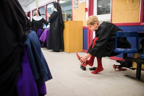 MIKAELA MACKENZIE / WINNIPEG FREE PRESS
Carole Stone puts her shoes on before a show in Lorette in Winnipeg on Saturday, Sept. 15, 2018.  
Winnipeg Free Press 2018.